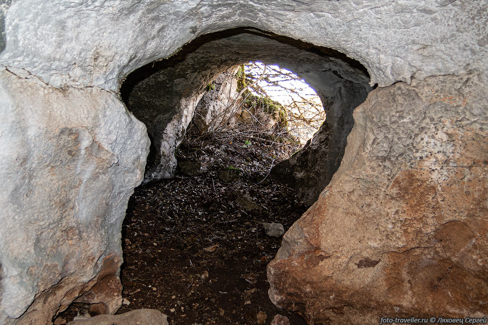 Пещера Ракушка расположена не далеко от Трехглазки