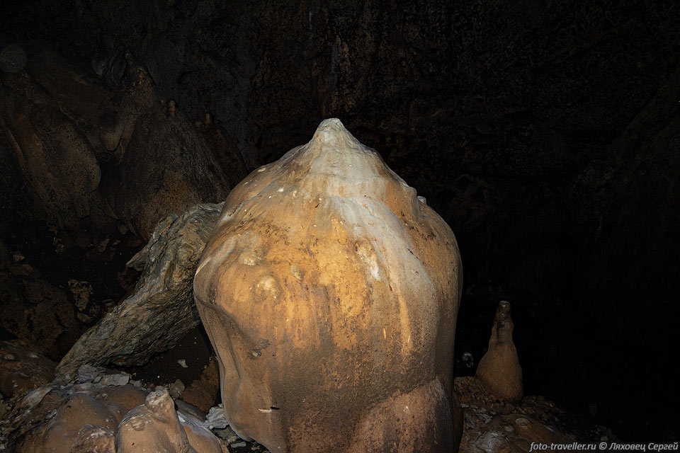Натек на дне пещеры Лесниковая на Чатыр-Даге (Глубина около 42 
м)