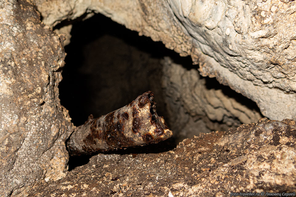 Железная труба в пещере К13 (4446/3416-8)