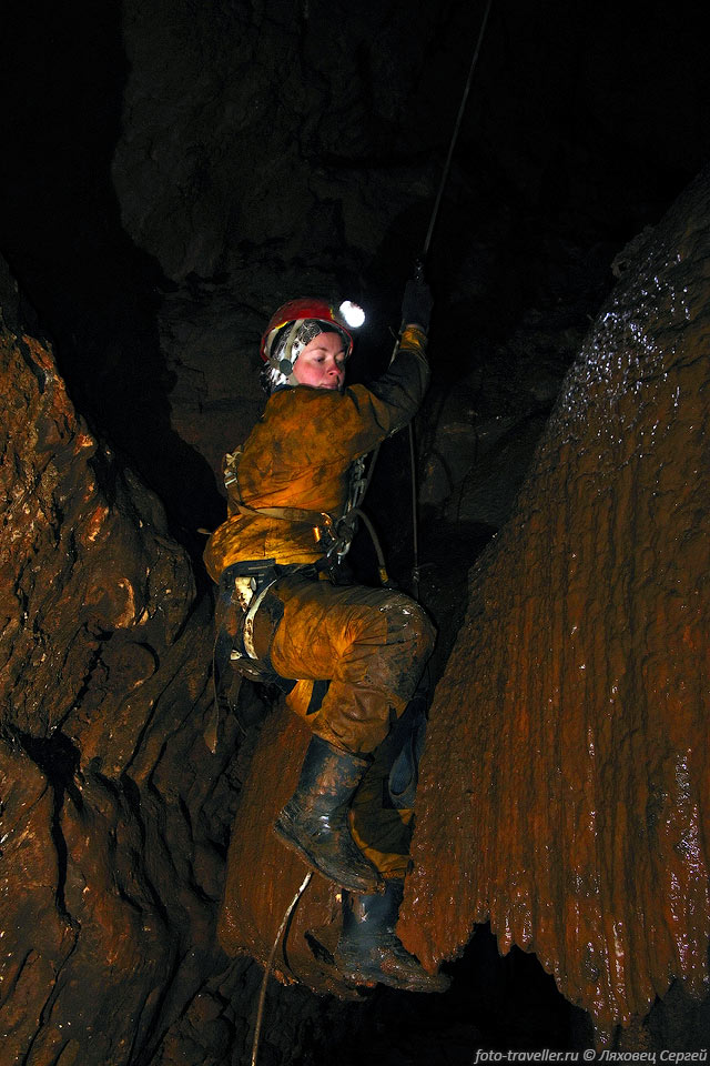 Колодец 15 м приводит к грязному дну пещеры.
Протяженность пещеры 
410 м, глубина 195м.