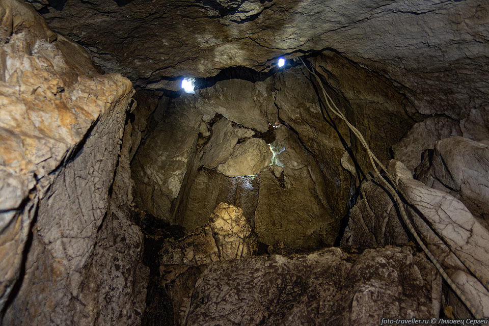 Колодец с навесающиеми камнями пещере 442-1
