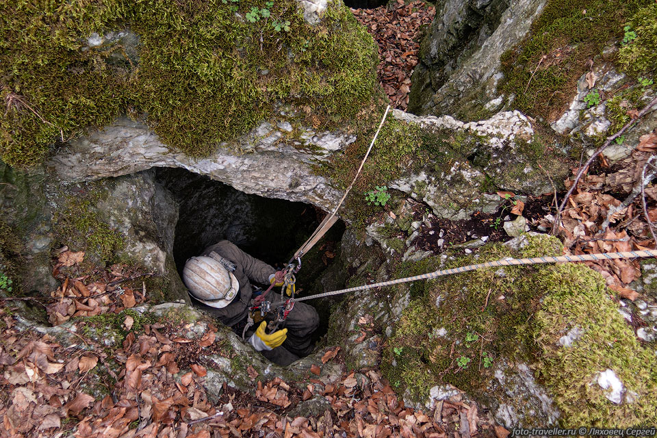 Спуск в пещеру 443-11 на Чатыр-Даге