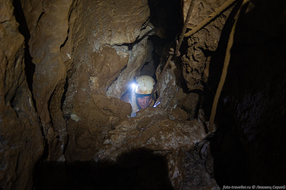 Выходы из колодцев порасширяли, теперь вылезать проще, по крайней 
мере вверхней части пещеры