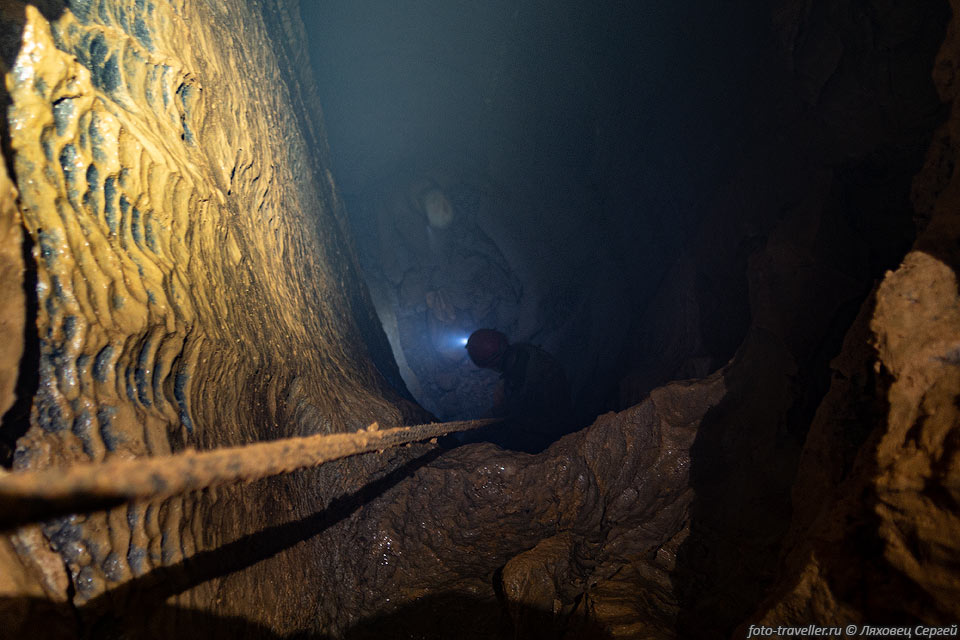 Один из колодцев в пещере Подснежник