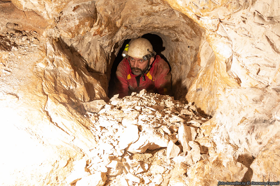 Чистим меандр на -55 м в пещере Указатель