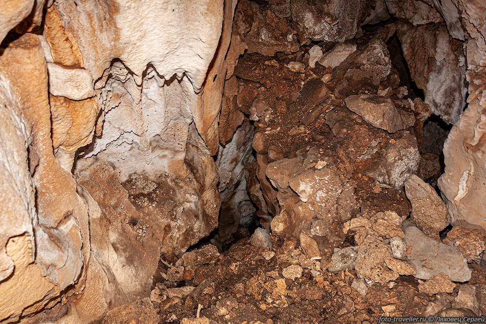 Проход на нижний уровень в пещере ЛКС (Ены)