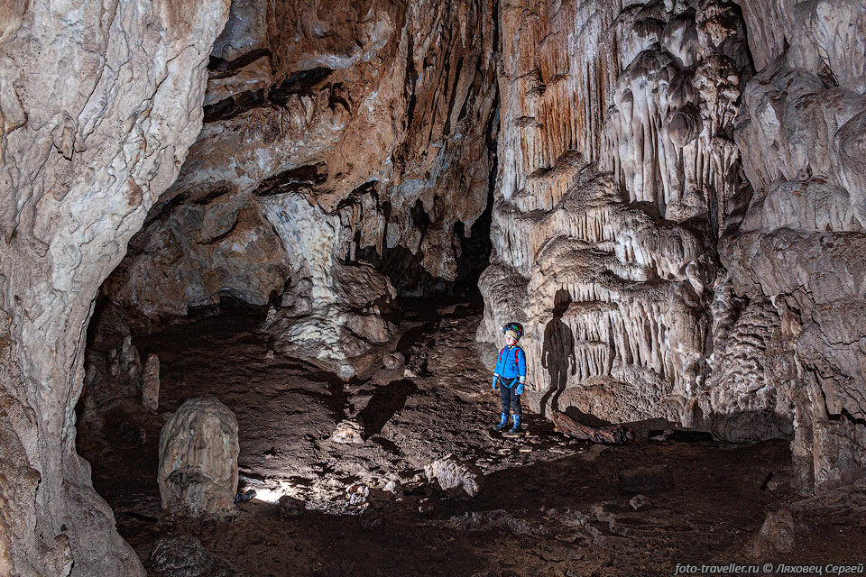 Просторный зал на дне пещеры Ёлочка на Чатыр-Даге