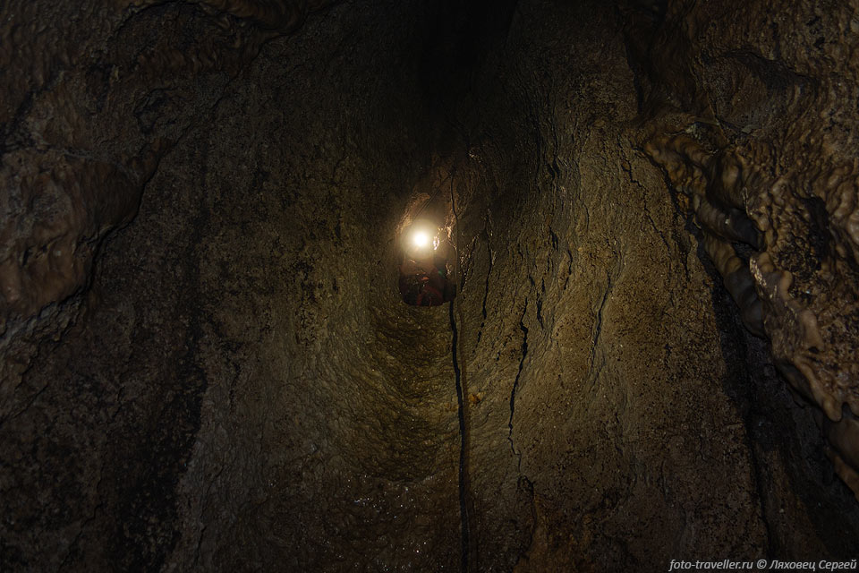 Один из тупиковых колодцев в пещере Алимка