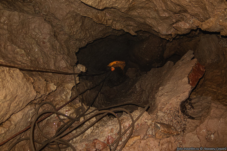 Один из тупиковых колодцев в пещере Алимка