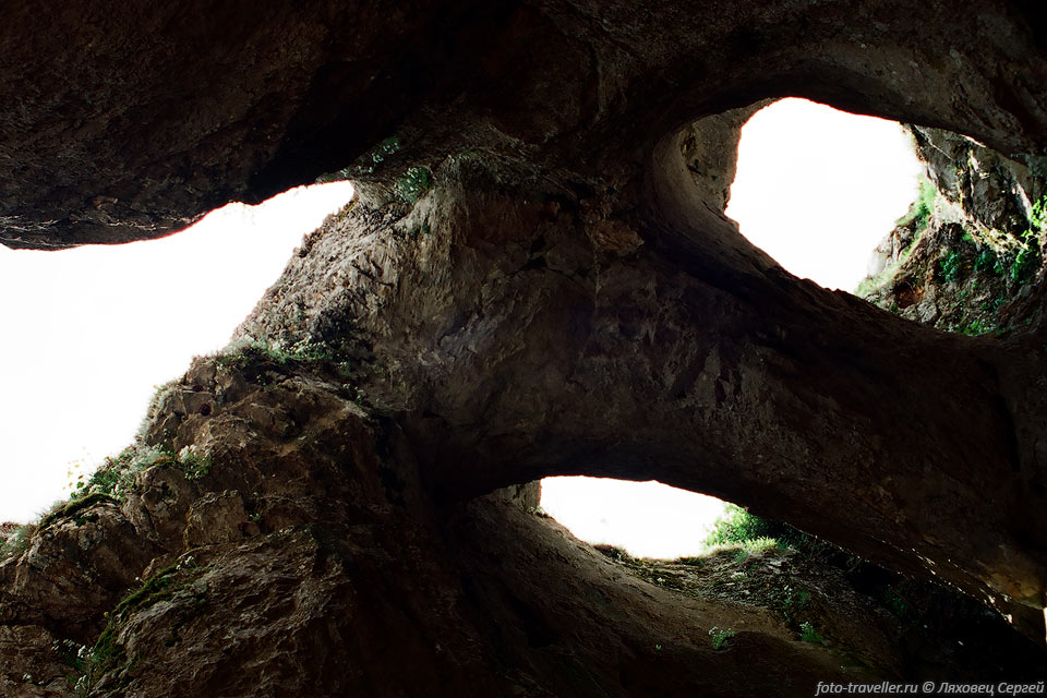 Входной зальчик в пещере Трехглазка