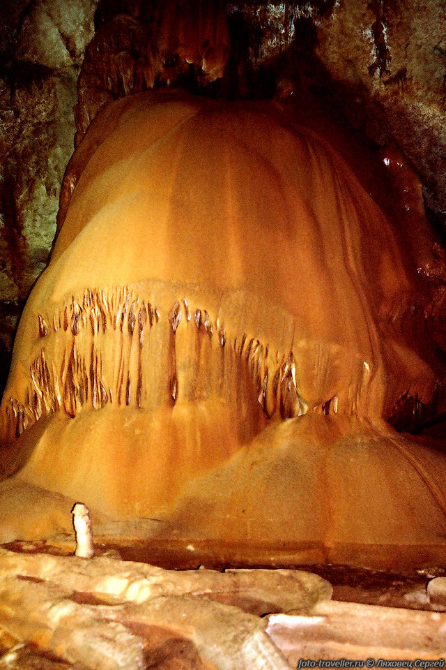 Большой натек в пещере Мраморная