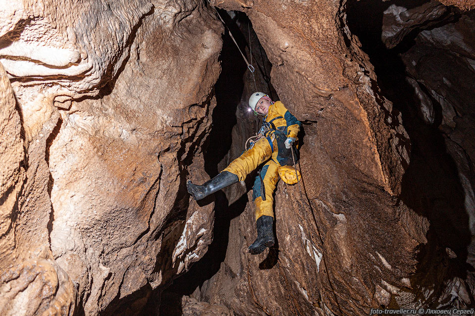 Спуск в пещеру Шахта Трёх на Чатыр-Даге