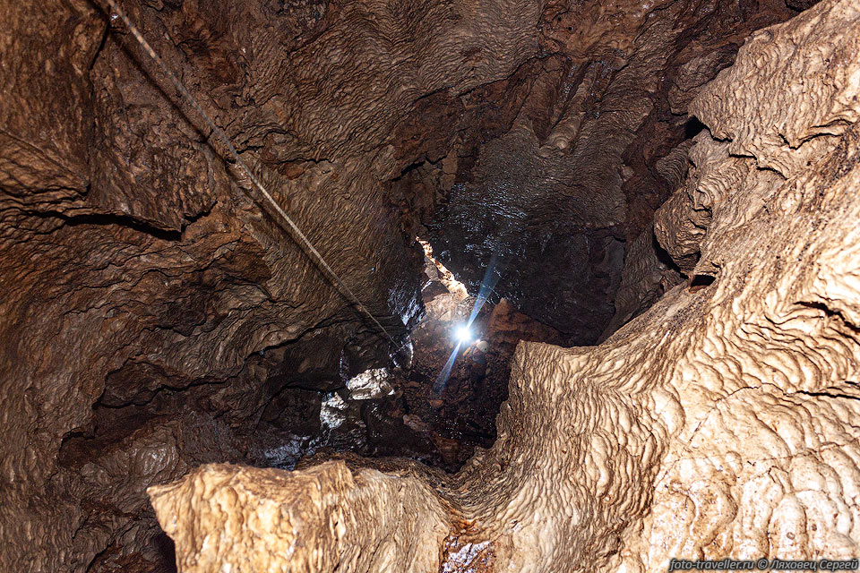 Дно верхнего колодца в пещере Бычья