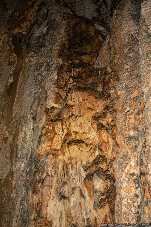 Натечная кора в пещере Моховая