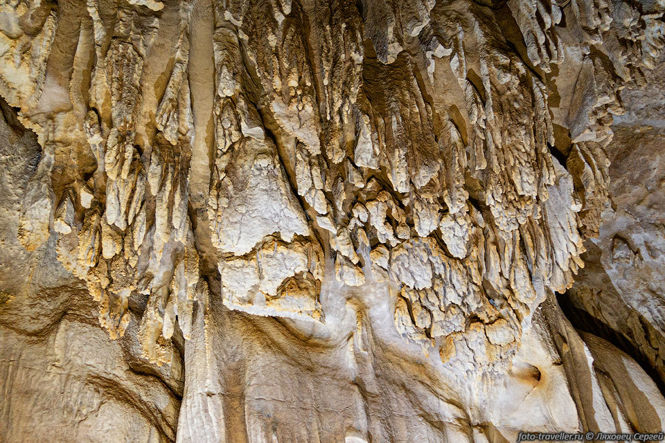Необычные натеки в пещере Мраморная