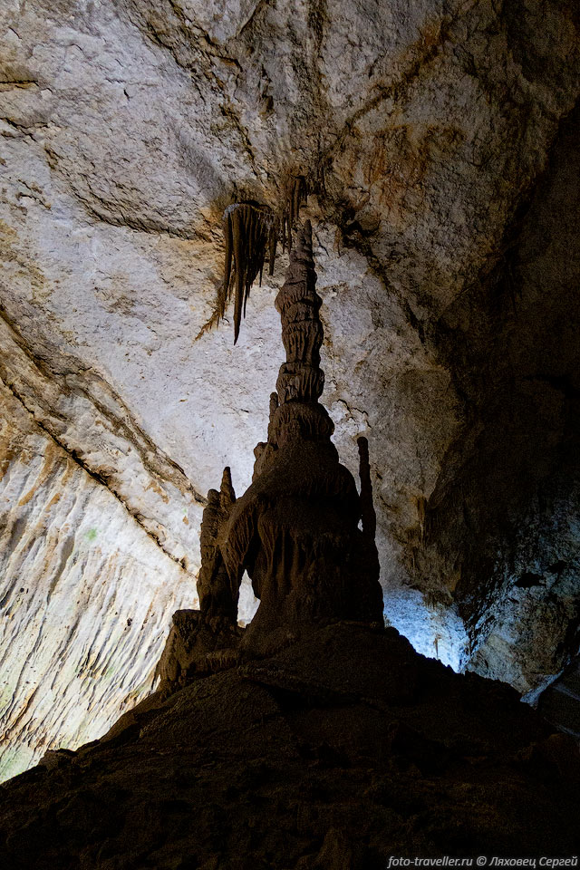 Сталактиты и сталагмиты в пещере Мраморная