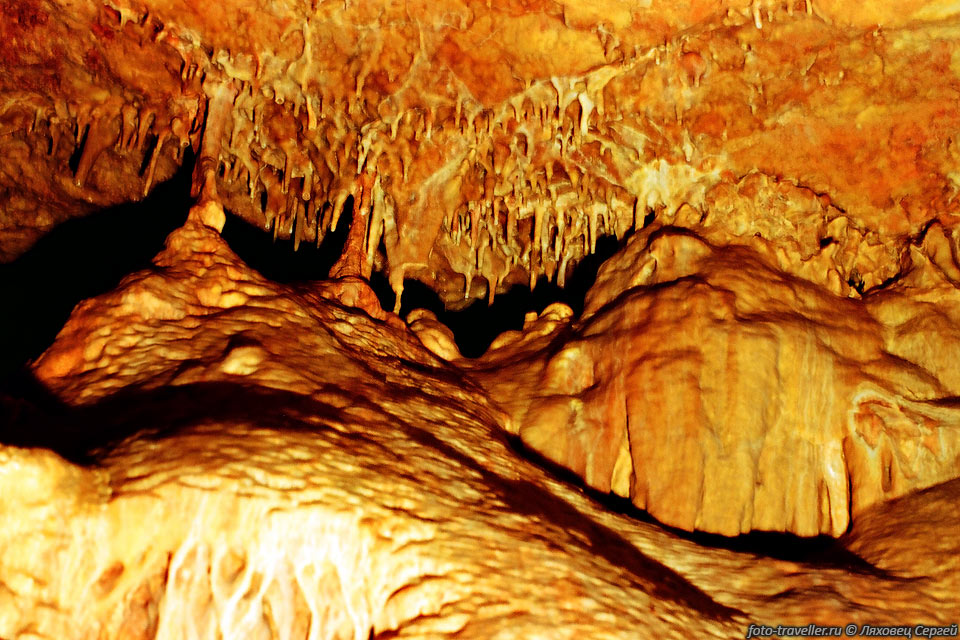 Черные тени натеков в пещере Мраморная
