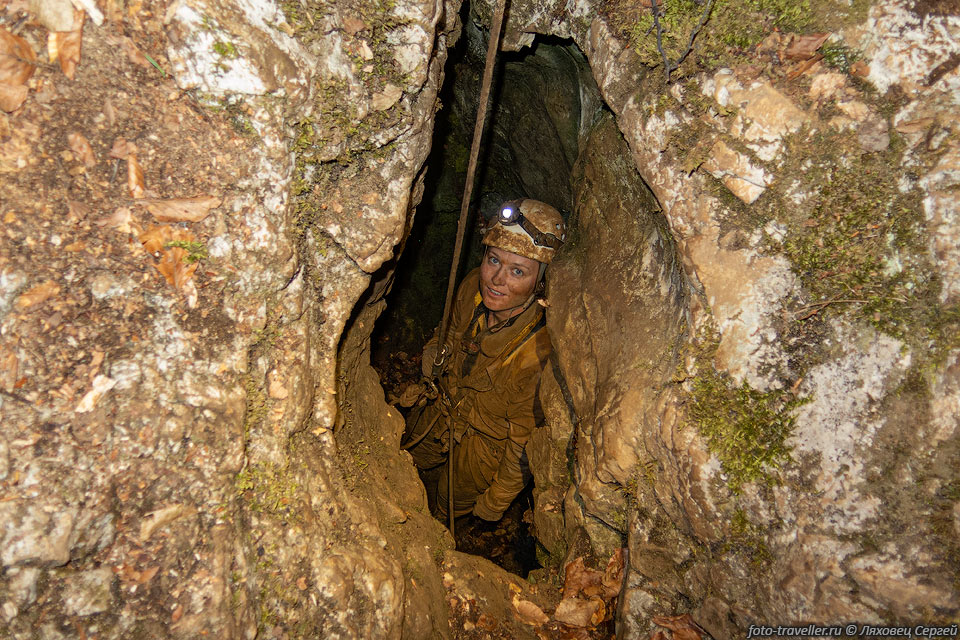 Вход в пещеру Подснежник на Чатыр-Даге