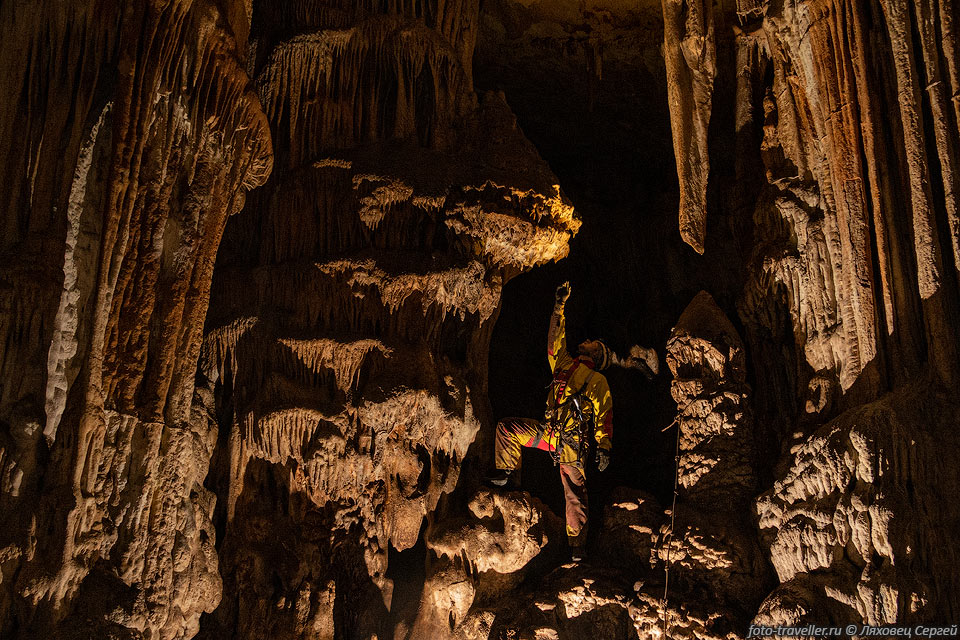 Натеки в пещере Гугерджин