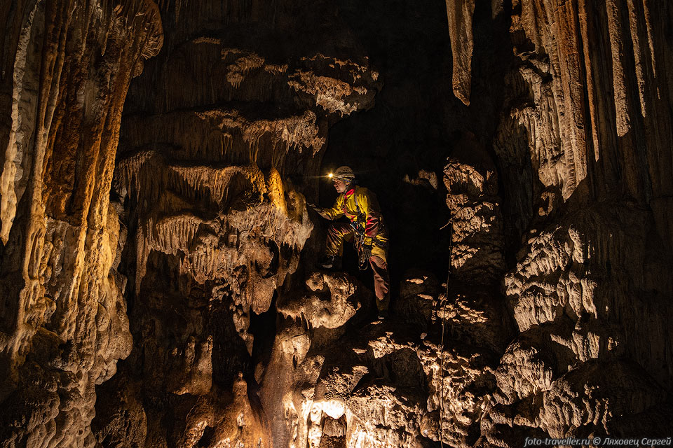 Костя в пещере Гугерджин