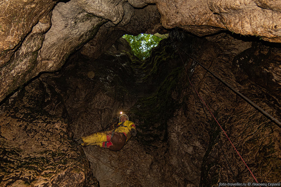 Входной колодец в пещере Гугерджин