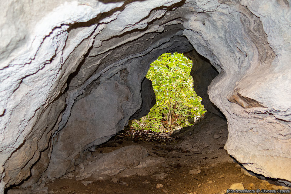 Маленькая горизонтальная пещера 449-15 в Тисовом ущелье