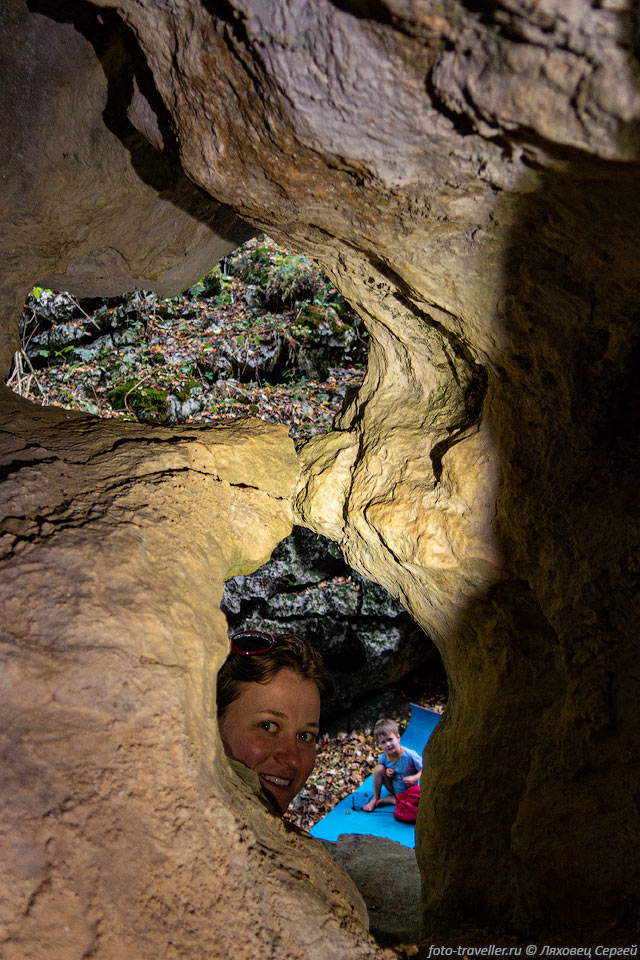 Маленькая горизонтальная пещера 449-16 с узким входом в Тисовом 
ущелье