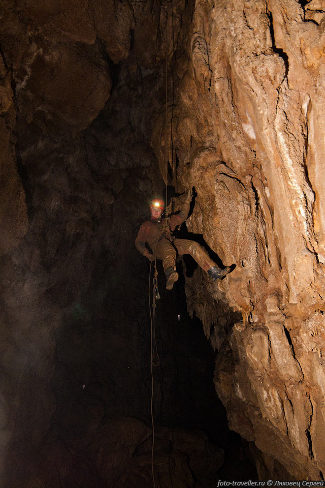 Спуск в пещеру МАН