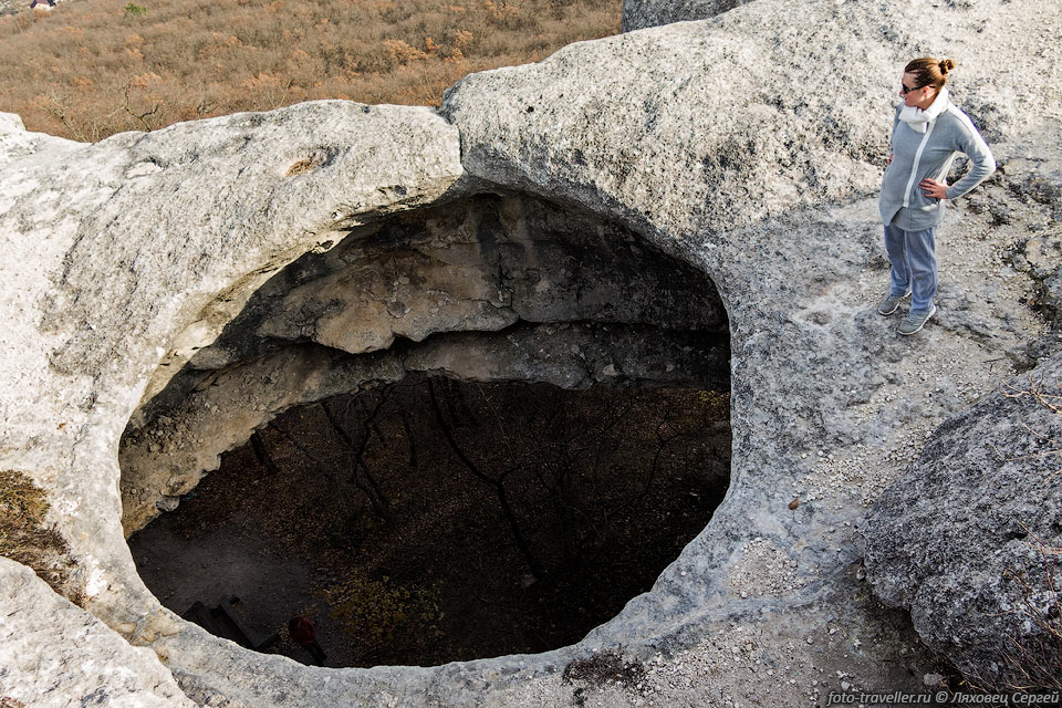 Отверстие "Унитаз" на Таш-Джаргане.
Вскрытый купол пещеры Тешкли-Коба (Дырявая пещера).