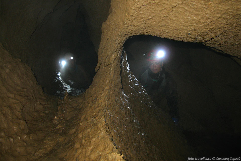 В пещере много параллельных каналов.
В паводок она полностью затопляется водой.
В одном из мест даже лежит ходовик - ход был пройден как сифон.