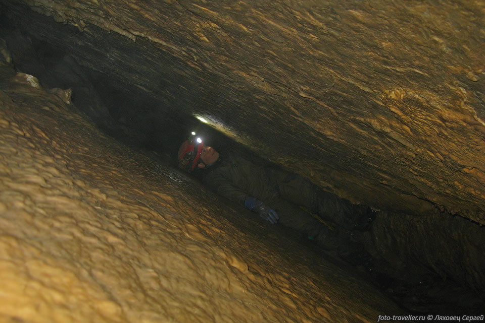 Общая протяженность пещеры порядка 400 м,
и подводное снаряжение тащить сюда не халява