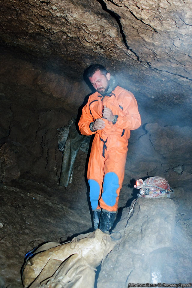 Гена надевает гидру перед сифоном в пещере Мар-хосар