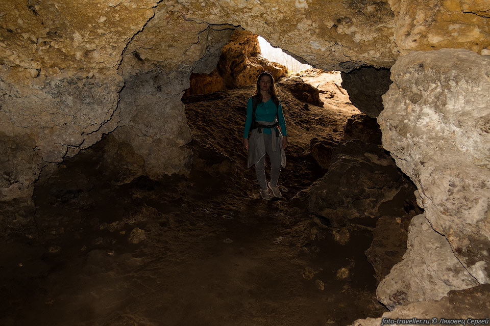 Стоянка в пещере Киик-Коба обнаружена в 1924 году.
В ходе раскопок здесь были найдены останки неандертальцев,
 около 500 кремнёвых орудий труда, возрастом
 100 тысяч лет, костные остатки вымершей фауны Крыма.