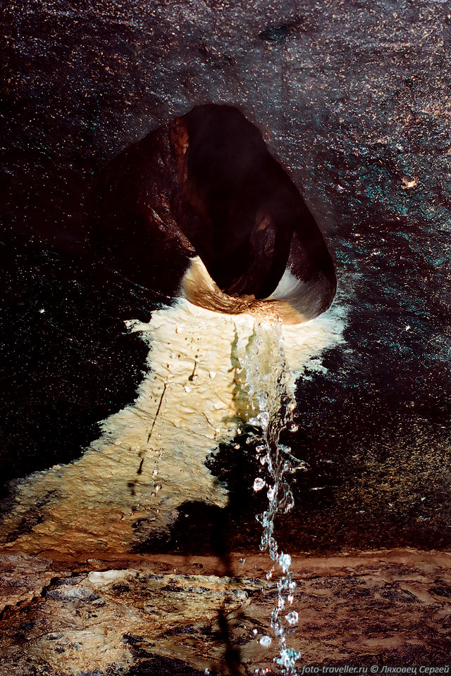 Дырка из которой течет вода. 
Пещера Провал.