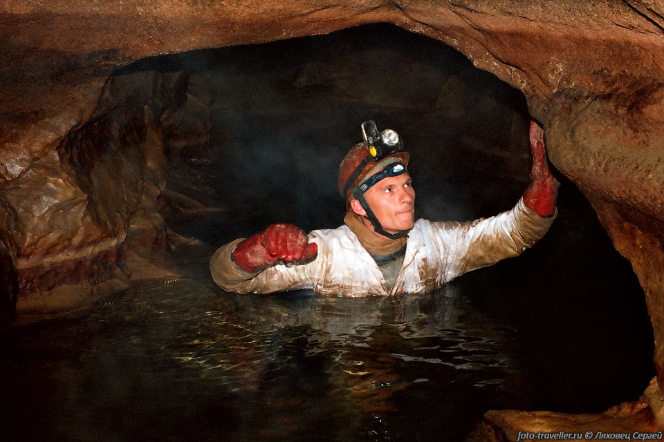 Славик переходит небольшое озерцо в пещере Провал