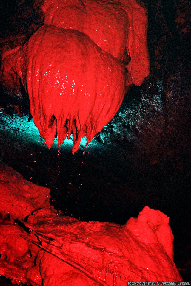 Натек с красной подсветкой. 
Пещера Провал.