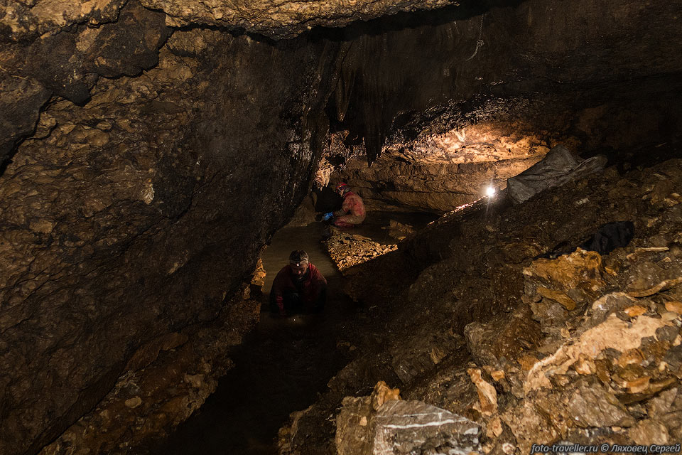 Речка, к которой приводит верхний вход в пещеру Крестовая
