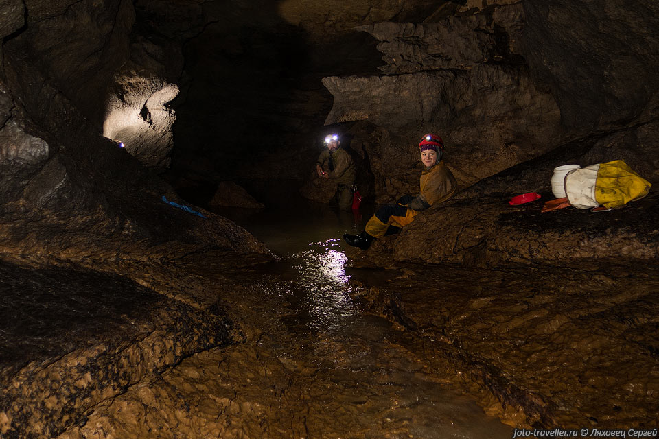 Немного спустили уровень воды в конце пещеры и удалось пролезть 
через полусифон немного дальше, но перспектив мало.
Узкий ход по которому течет вода сужается.