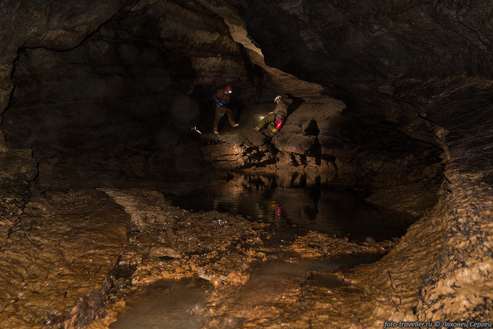 Красивый ход в пещере Крестовая