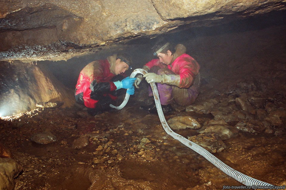 Проверка шланга на наличие пузырей воздуха. 
Пещера Мар-Хосар.