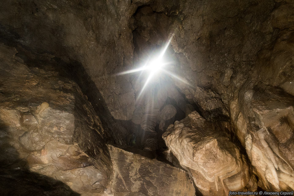 Прорвались в пещере Слияние и вышли на серию уступов высотой 
примерно по 4 метра
