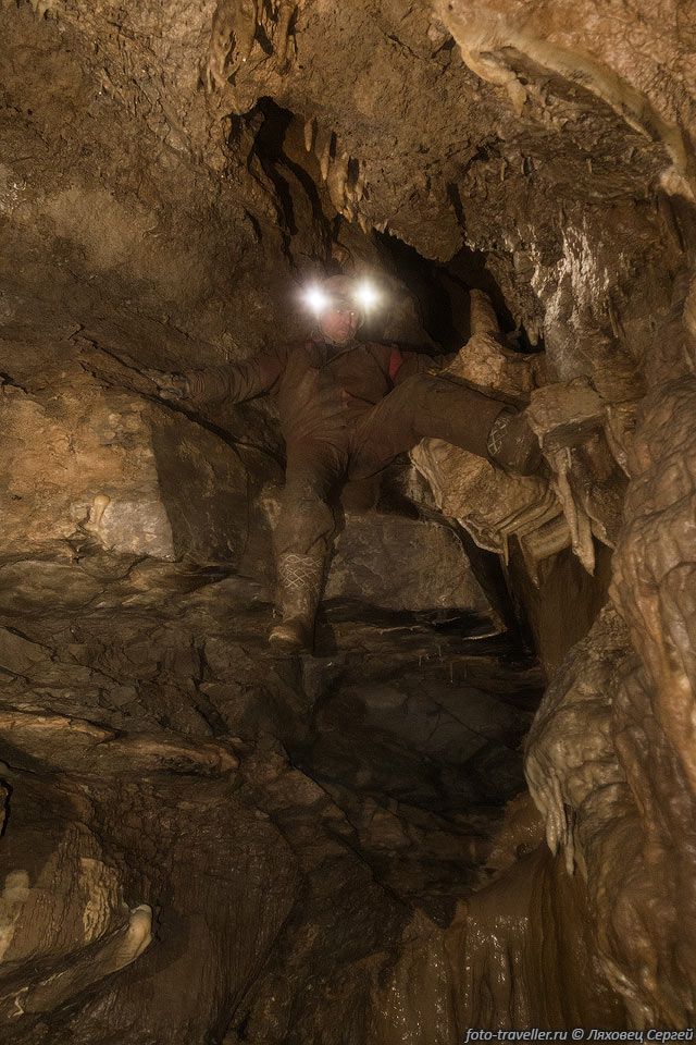 Пещера довольно сильно падает вниз