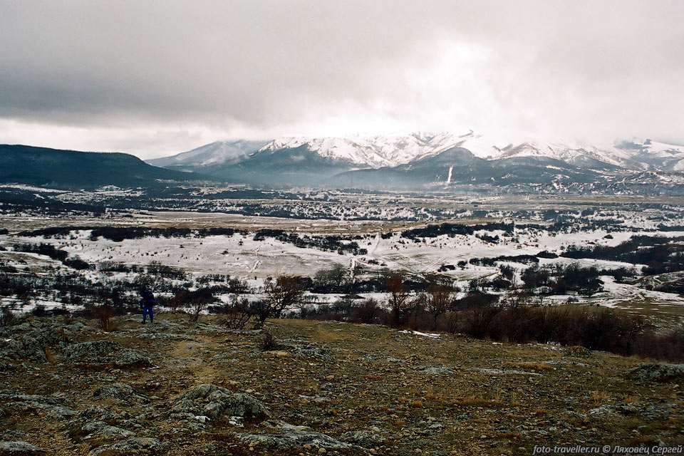 Долина и снежный Чатыр-даг