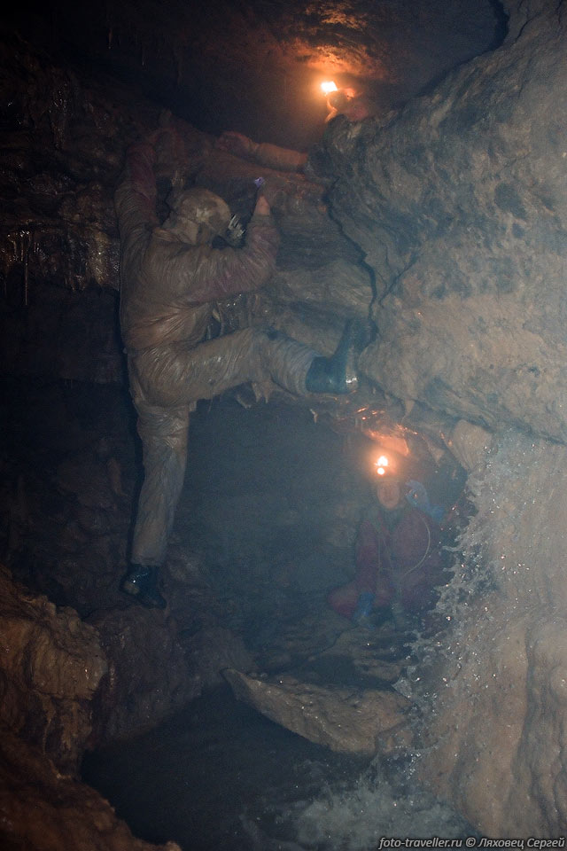 Преодоление водопада в пещере Мар-хосар