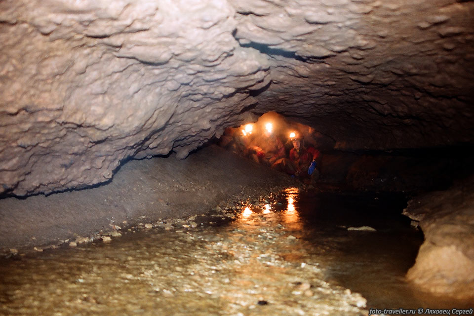Отражение огоньков в воде. 
Пещера Мар-Хосар.