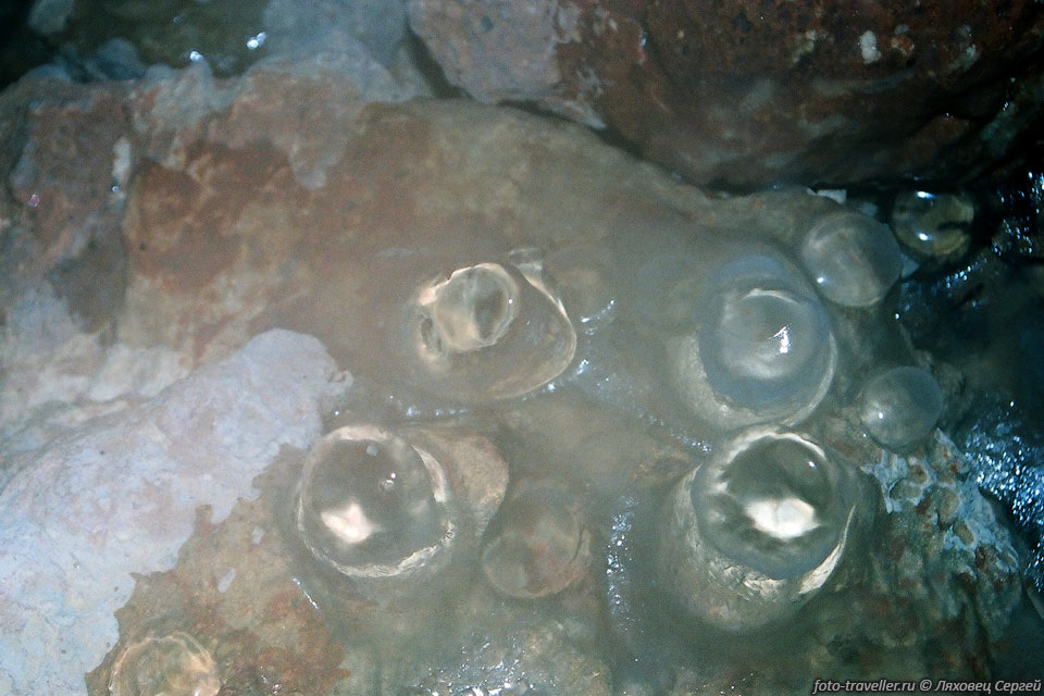 Лед возле входа в пещеру