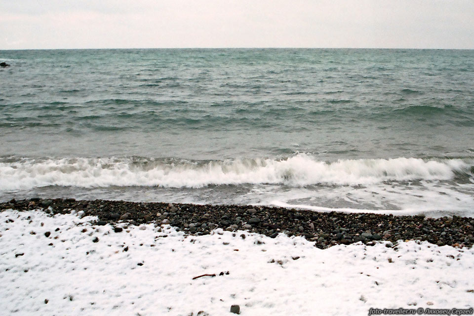 Снег на берегу Черного моря в Алуште