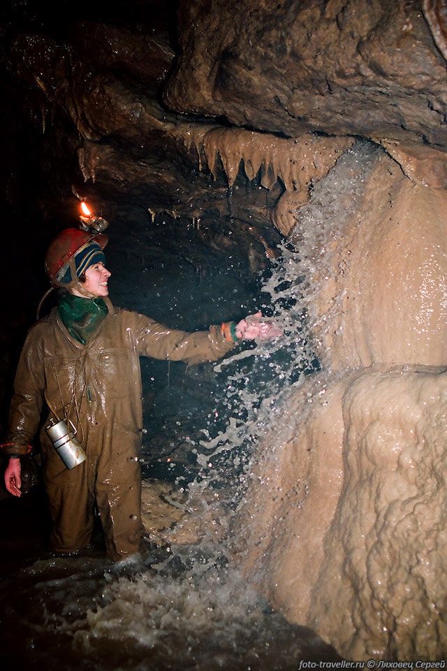 Водопад в пещере Мар-Хосар