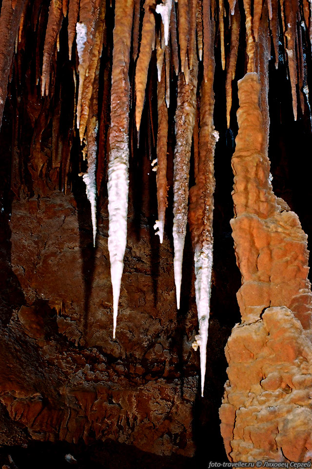 Сталактиты в пещере Голубиная