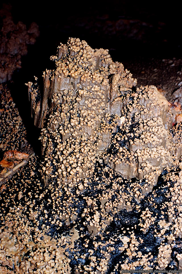Натечные образования в пещере Голубиная